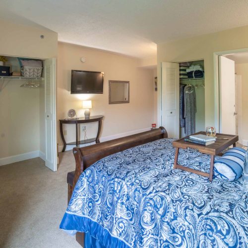 A furnished apartment bedroom